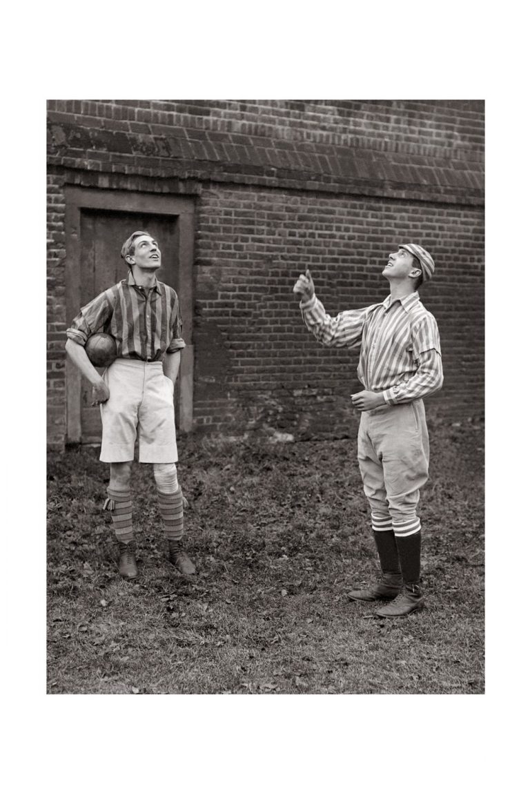 Photo d'époque sport n°56 - wall game - Eton College - pile ou face - photographe Victor Forbin