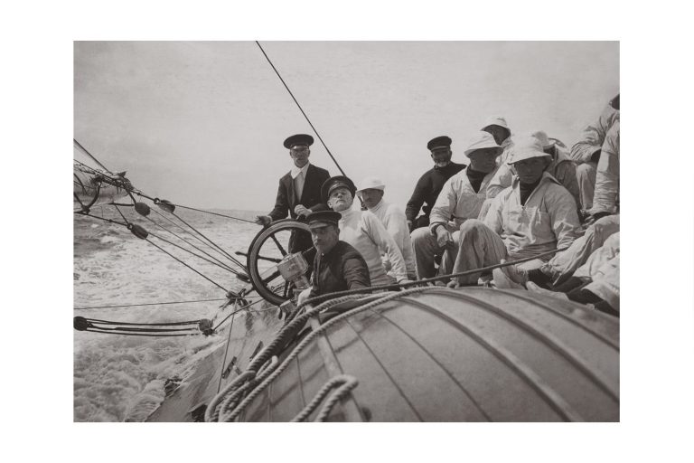 Photo d'époque sur l'eau n°30 - voilier de course Shamrock IV - Coupe de l'America 1914