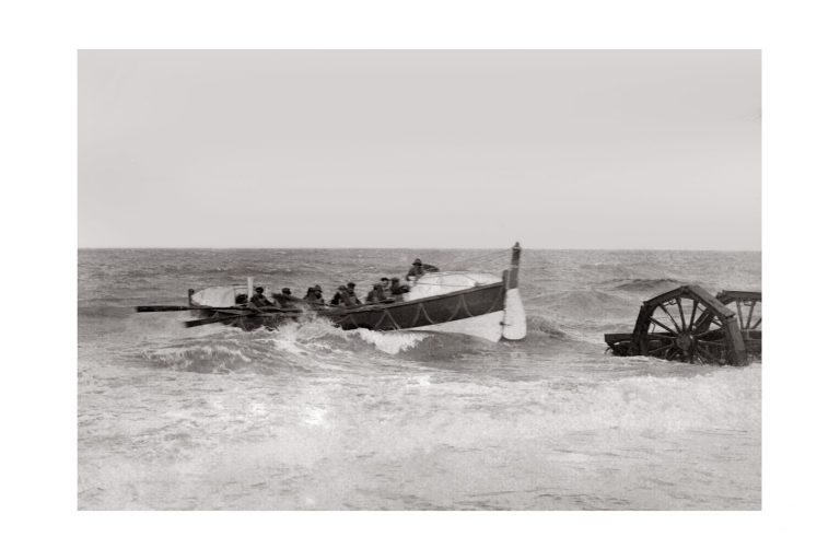 Photo d'époque sur l'eau n°32 - bateau de sauvetage en mer