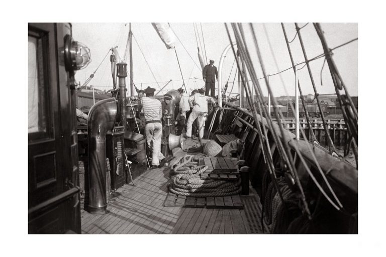 Photo d'époque sur l'eau n°35 - équipage sur le pont d'un bateau
