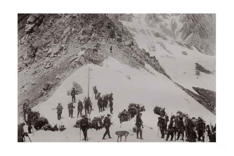 Photo d'époque Montagne n°100 - Chasseurs alpin montant le col de Freissinières