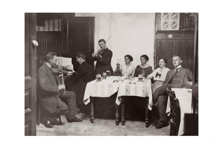 Photo d'époque musique n°01- Musiciens dans un café