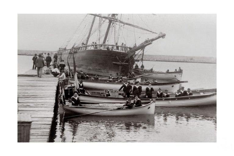 Photo d'époque sur l'eau 43 - équipage à bord de barques