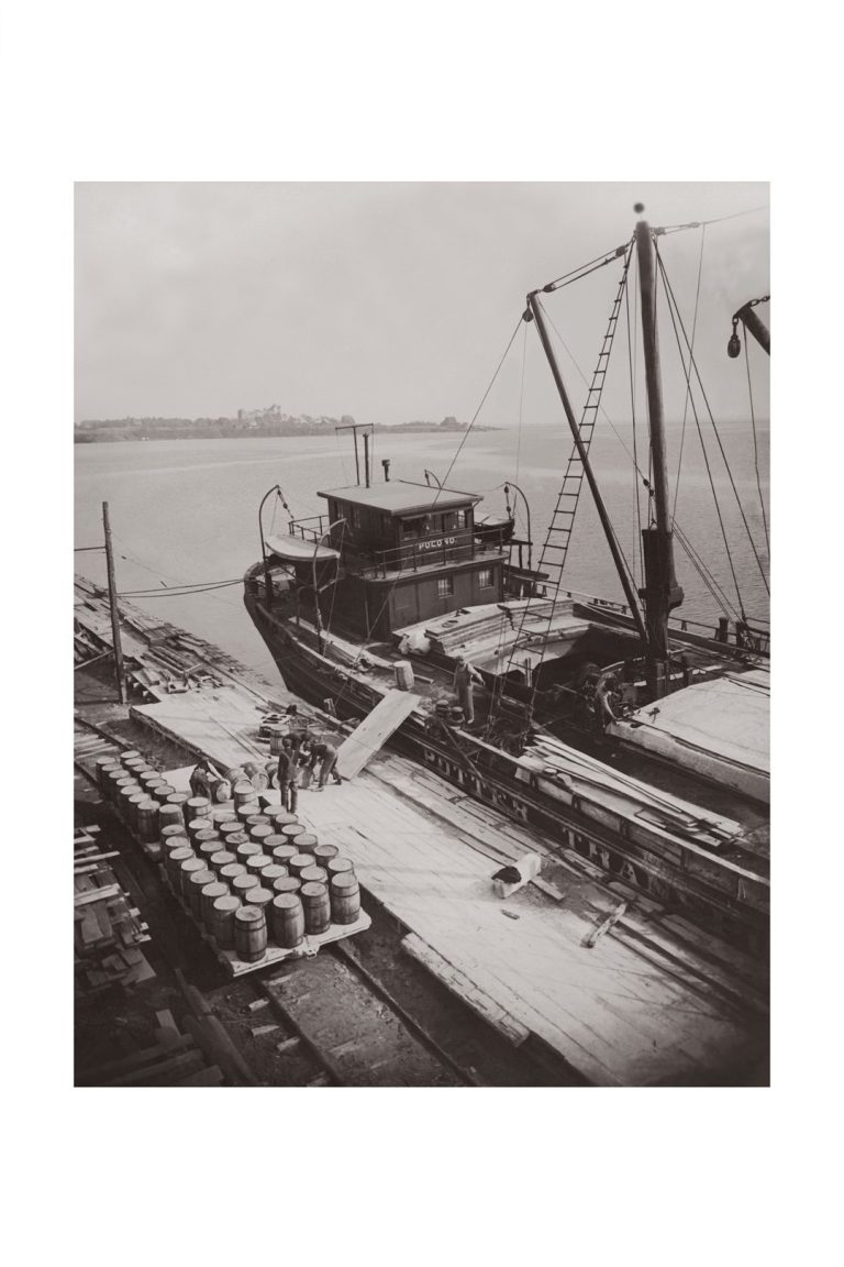 Photo d'époque sur l'eau n°45 - Ryde regatta - bateau de transport - photographe Victor Forbin
