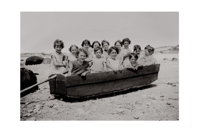 Photo d'époque Mer n°58 - Enfants dans une petite embarcation