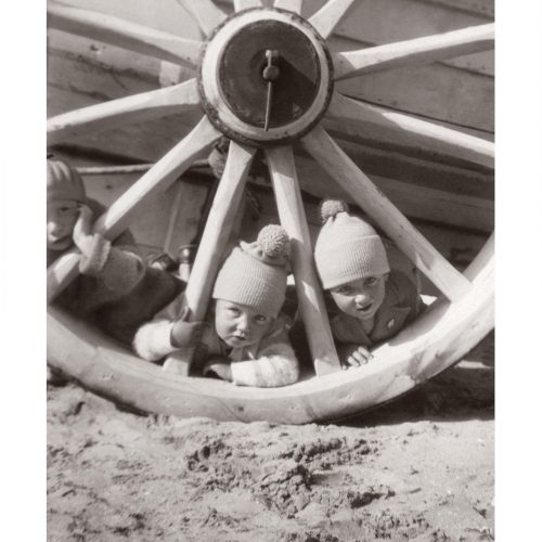 Photo d'époque tendre enfance n°24 - enfants jouant dans le sable