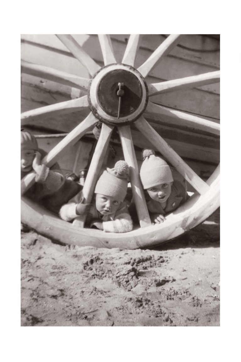 Photo d'époque tendre enfance n°24 - enfants jouant dans le sable