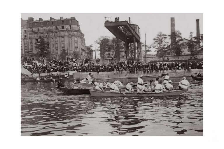 Photo d'époque Sur l'eau n°52 - Concours de joutes lyonnaises - Ile du cygne à Passy - 1912