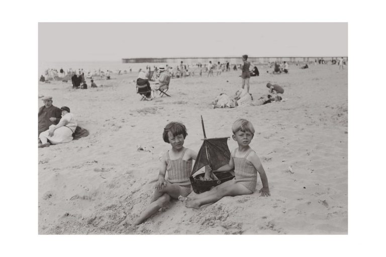 Photo d'époque enfance n°25 - jeux de plage