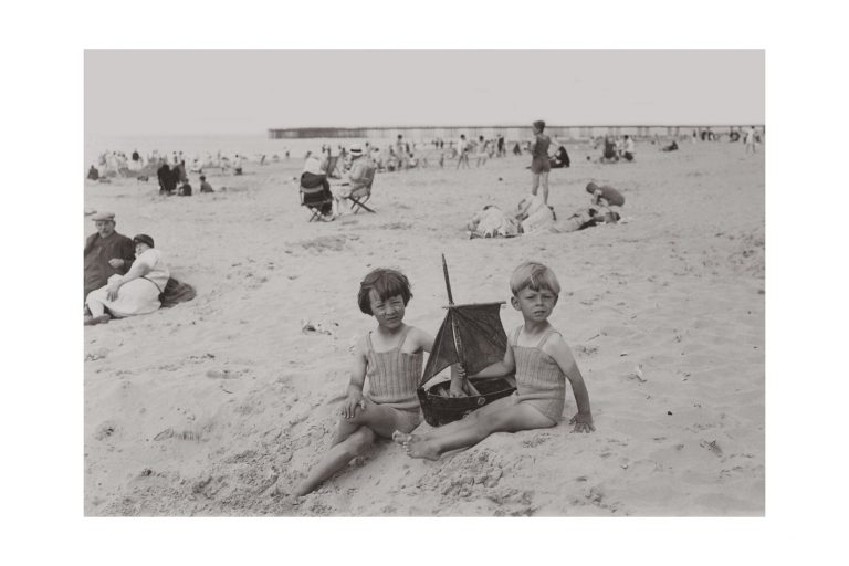 Photo d'époque enfance n°25 - jeux de plage