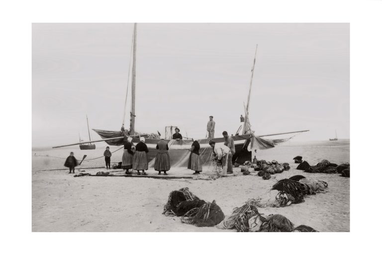 Photo d'époque Pêche n°82 - Nettoyage des filets de pêche - Mer du Nord