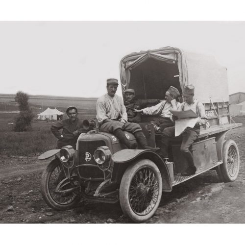 Photo d'époque Automobile n°75 - soldats de l'Armée française en repos à bord d'une voiture Louis Renault