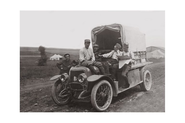 Photo d'époque Automobile n°75 - soldats de l'Armée française en repos à bord d'une voiture Louis Renault