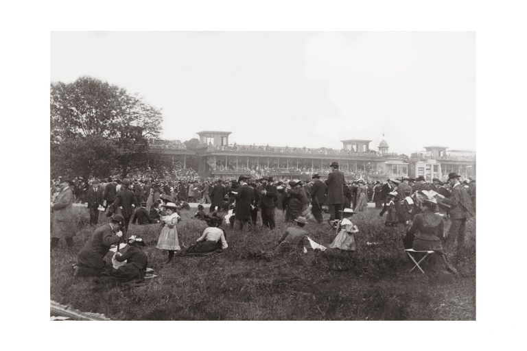 Photo d'époque équitation n°58 - hippodrome d'Auteuil - vue sur les tribunes prise de la pelouse