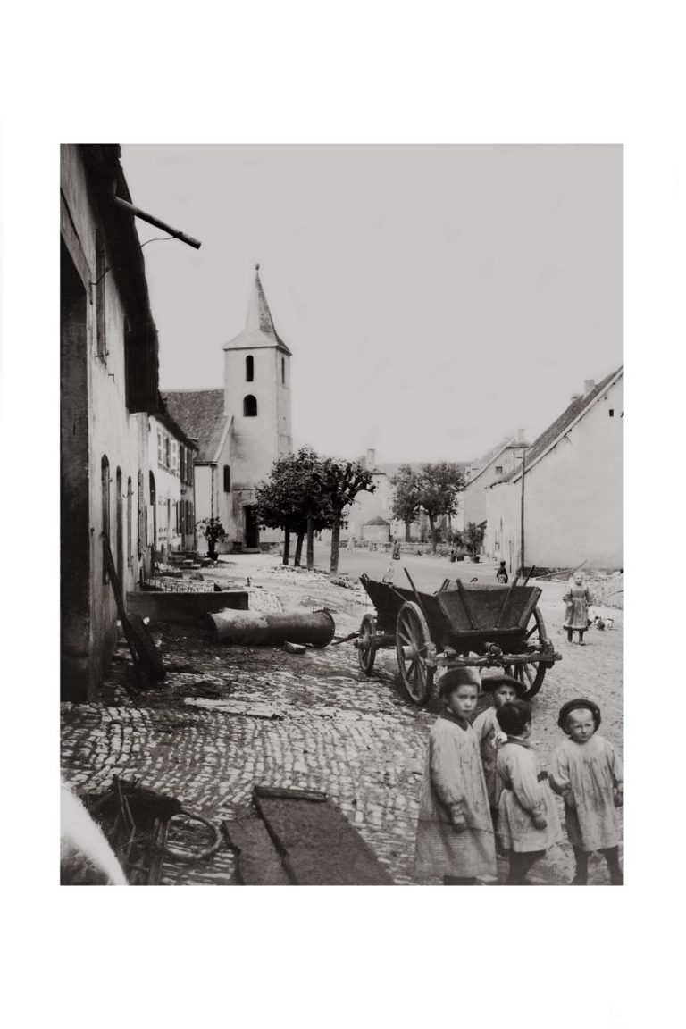 Photo d'époque Campagne n°26 - enfants de la campagne devant une charrette en bois