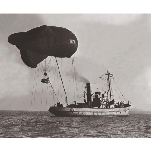 Photo d'époque Dans les airs n°28 - ballon dirigeable d'observation attaché à un navire