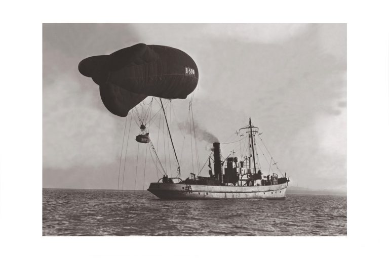Photo d'époque Dans les airs n°28 - ballon dirigeable d'observation attaché à un navire