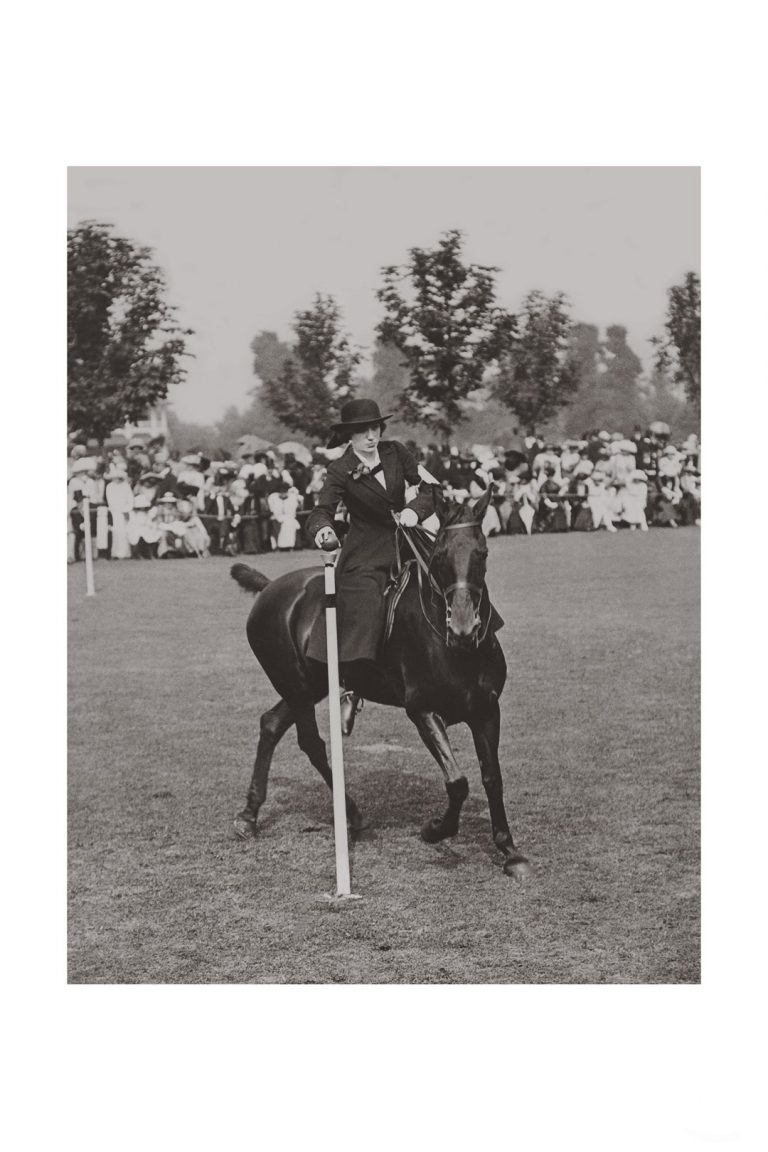 Photo d'époque Equitation n°64 - Miss Walker - début du horse ball - Ramalagh Ladies Club Sports