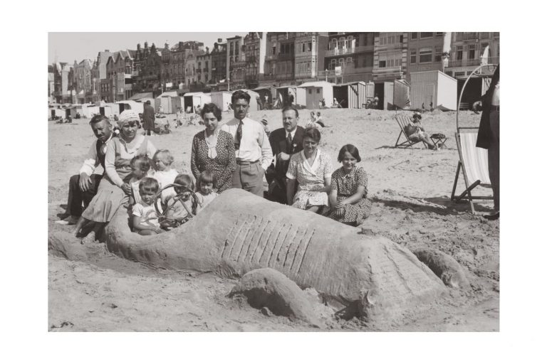 Photo d'époque Mer n°77 - pâtés de sable - Plage du Nord - 1932