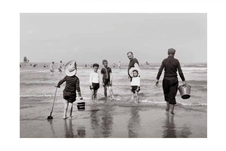 Photo d'époque Mer n°78 - famille à la plage