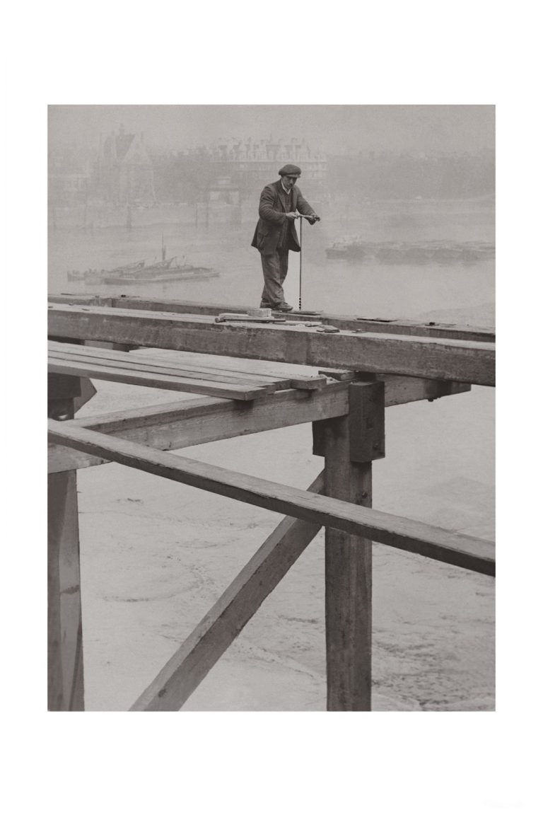 Photo d'époque Métiers n°45 - ouvrier bâtisseur du pont provisoire de Waterloo - Londres - Photographe Victor Forbin