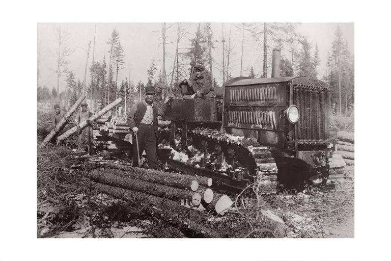 Photo d'époque Métiers n°46 - ancien char de guerre utilisé pour tirer des wagons de rondins de bois - Nord du Minnesota - Mai 1923 - Photographe Victor Forbin