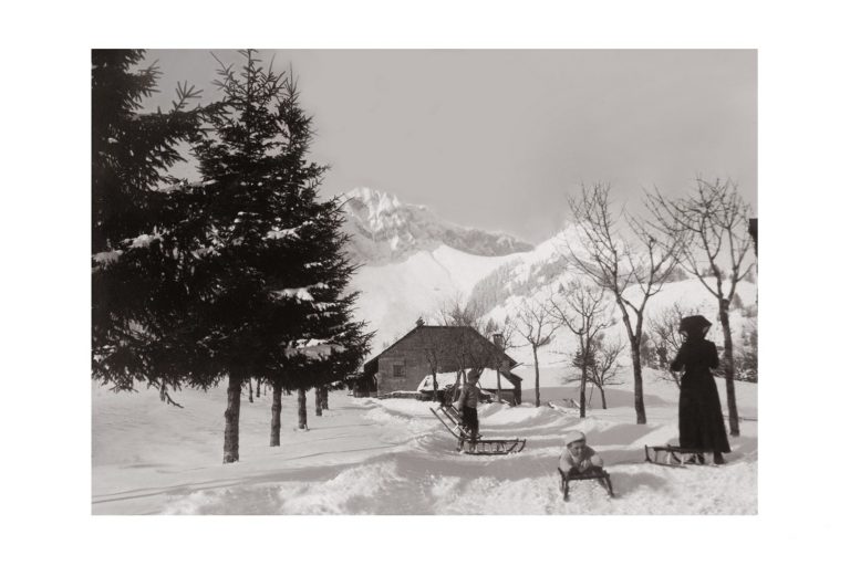 Photo d'époque Montagne n°108 - enfants en luge avec leur maman