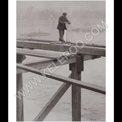 Photo d'époque Métiers n°45 - ouvrier bâtisseur du pont provisoire de Waterloo - Londres - Photographe Victor Forbin
