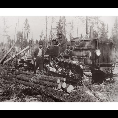 Photo d'époque Métiers n°46 - ancien char de guerre utilisé pour tirer des wagons de rondins de bois - Nord du Minnesota - Mai 1923 - Photographe Victor Forbin