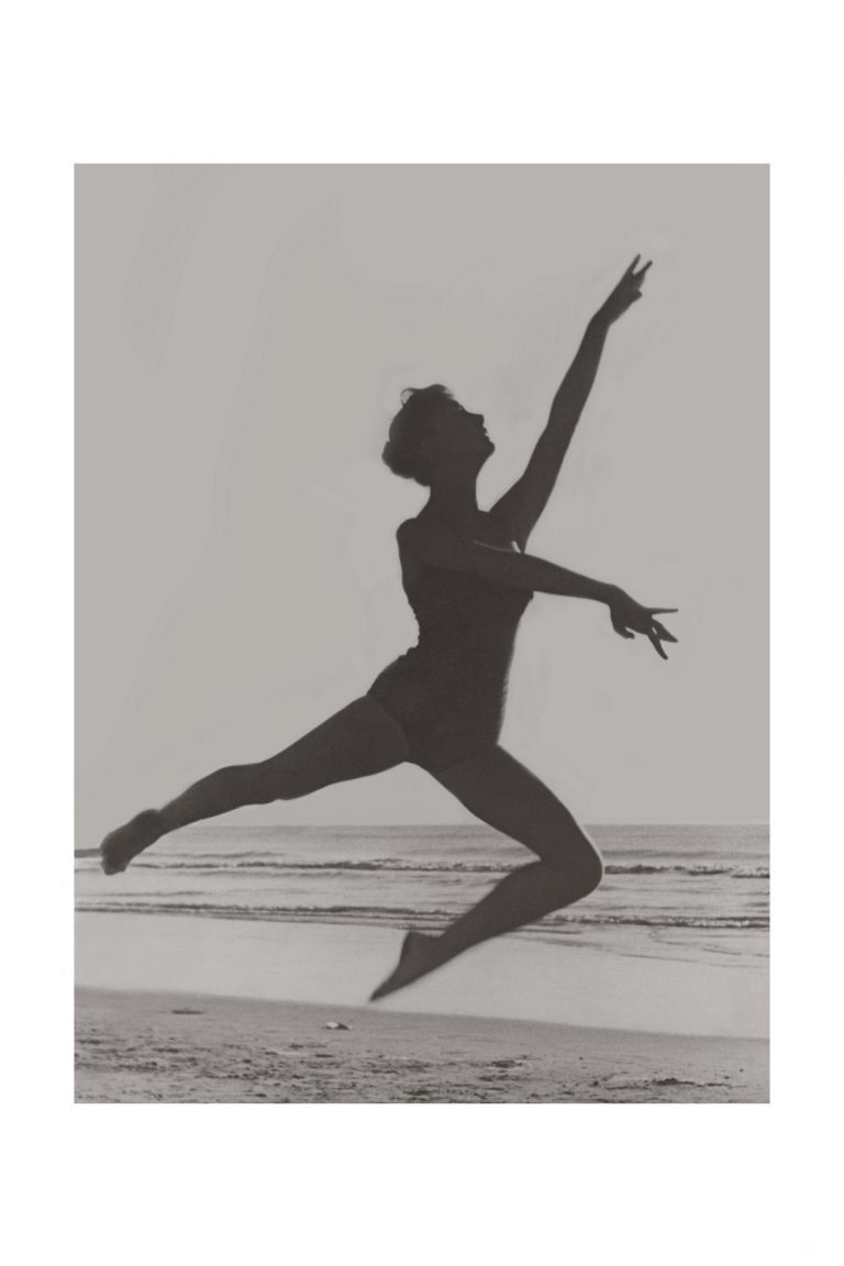 Photo d'époque SPORT n°71 - entrainement de danse classique sur la plage