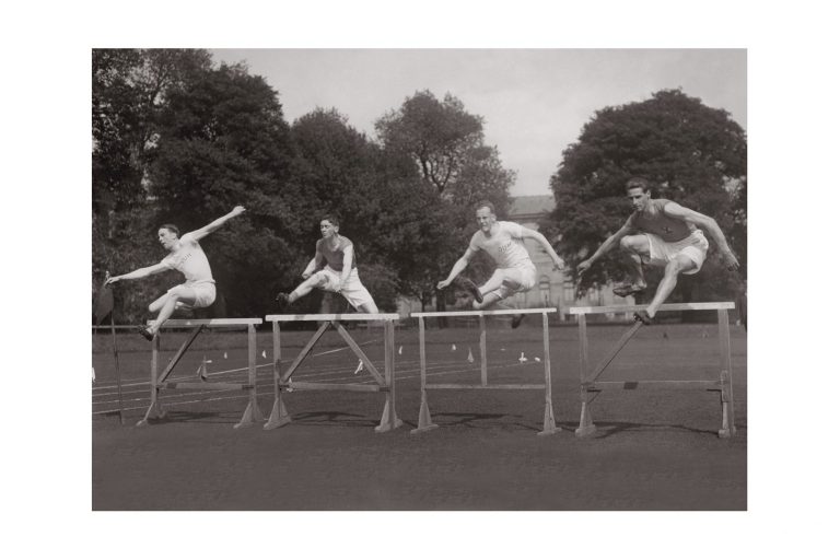 Photo d'époque SPORT n°74 - Championnat interuniversitaire au College Park de Dublin - saut de haies - 110 mètres haies -photographe Victor Forbin