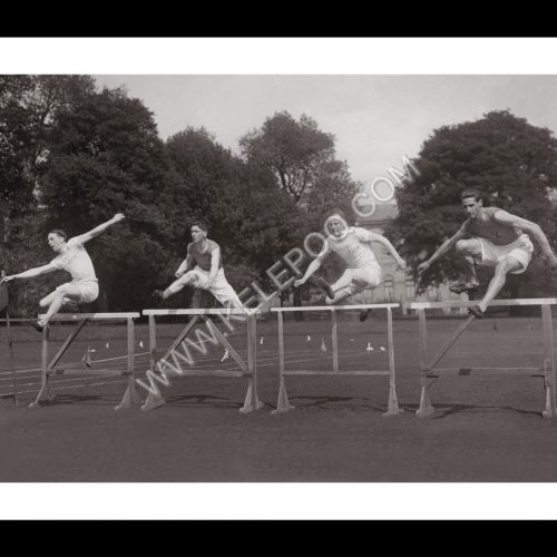 Photo d'époque SPORT n°74 - Championnat interuniversitaire au College Park de Dublin - saut de haies - 110 mètres haies -photographe Victor Forbin