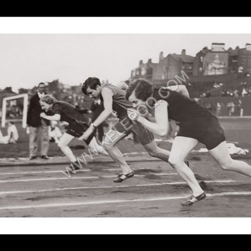 Photo d'époque SPORT n°82 - Miss Wilson - départ du 800m - championnat international d'athlétisme féminin - Photographe Victor Forbin