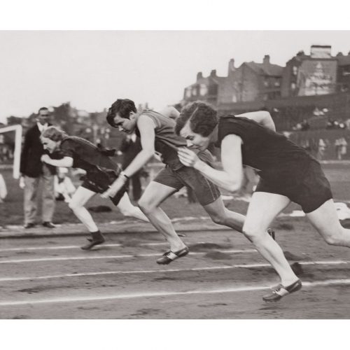 Photo d'époque SPORT n°82 - Miss Wilson - départ du 800m - championnat international d'athlétisme féminin - Photographe Victor Forbin