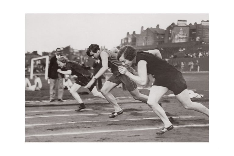 Photo d'époque SPORT n°82 - Miss Wilson - départ du 800m - championnat international d'athlétisme féminin - Photographe Victor Forbin