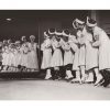 Photo d'époque SPORT n°84 - Patineuses répétant un tableau en costumes serbes - Conseil National de clubs de patinage féminin - Carnaval de Westminster