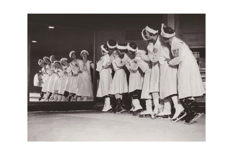 Photo d'époque SPORT n°84 - Patineuses répétant un tableau en costumes serbes - Conseil National de clubs de patinage féminin - Carnaval de Westminster