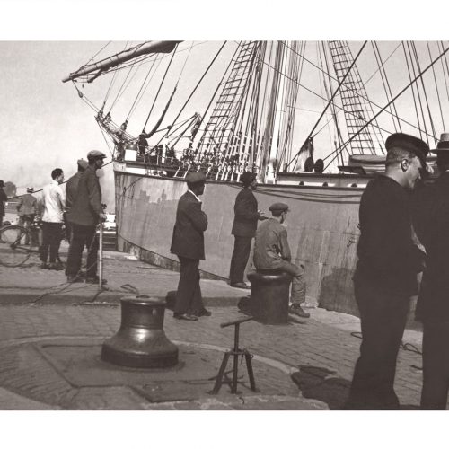 Photo d'époque Sur l'eau n°59 - bateau de pêche amarré au port