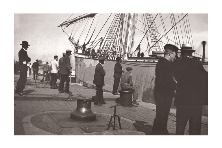 Photo d'époque Sur l'eau n°59 - bateau de pêche amarré au port