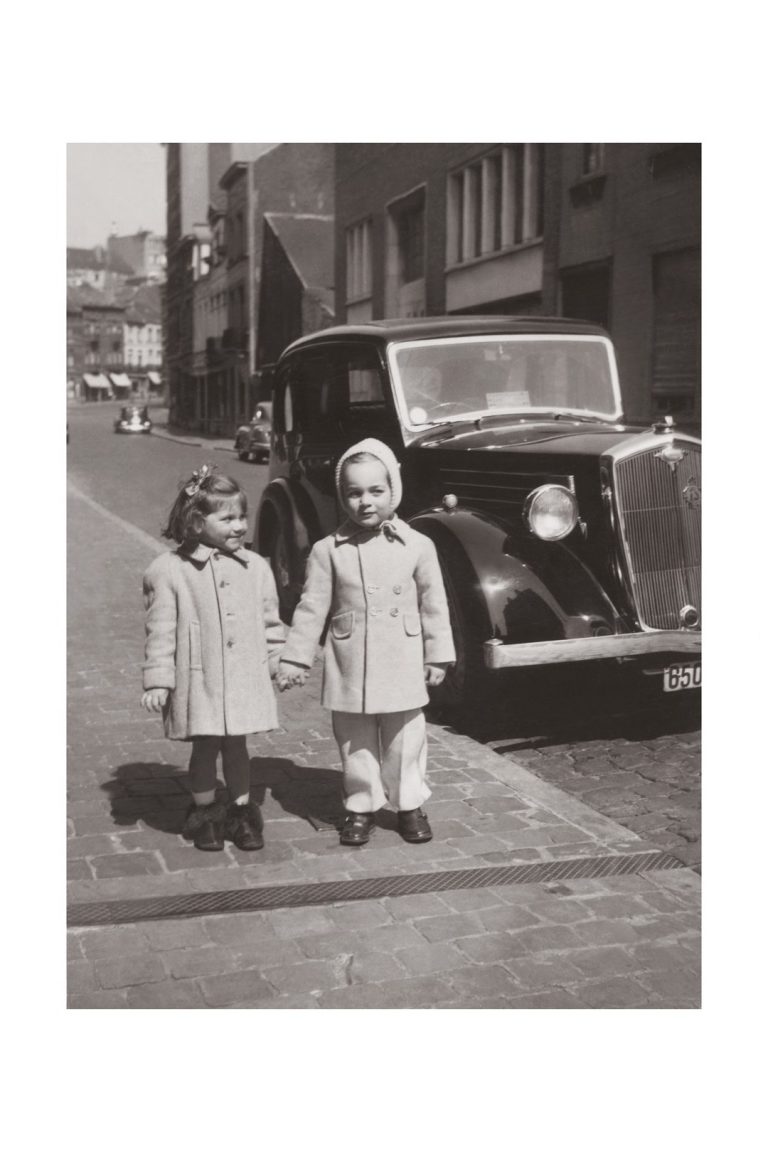 Photo d'époque Enfance n°28 - Deux petites filles en promenade