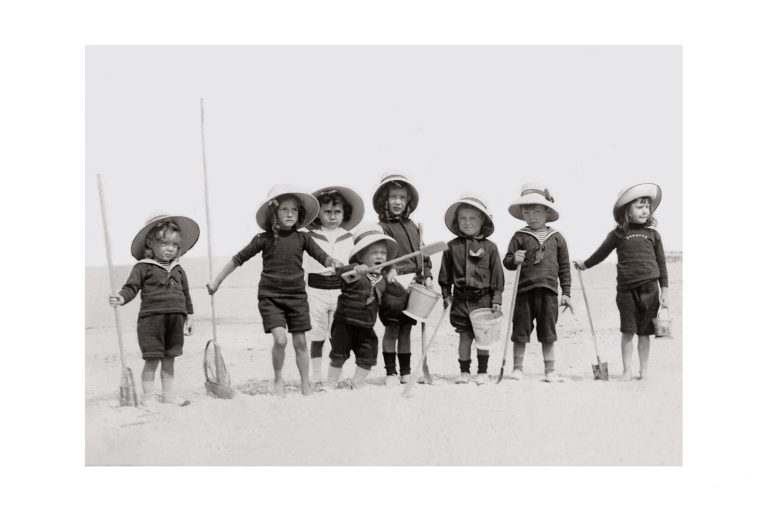 Photo d'époque Enfance n°30 - enfants sur la plage