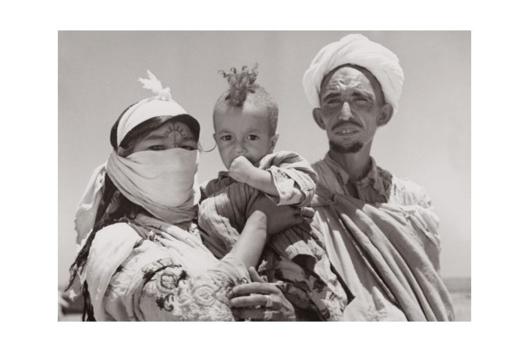 Photo d'époque Invitation au voyage n°14 - famille berbère - femme avec tatouage traditionnel