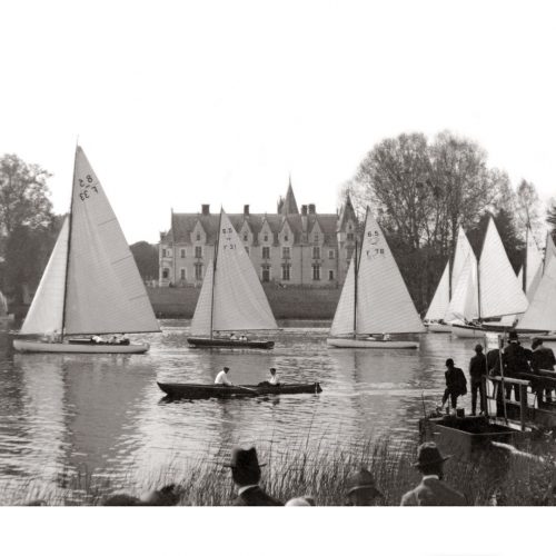 Photo d'époque Sur l'eau n°63 - régates à la voile sur l'Erdre en région nantaise - au fond, château de la Gascherie