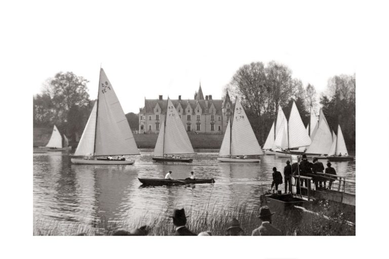 Photo d'époque Sur l'eau n°63 - régates à la voile sur l'Erdre en région nantaise - au fond, château de la Gascherie