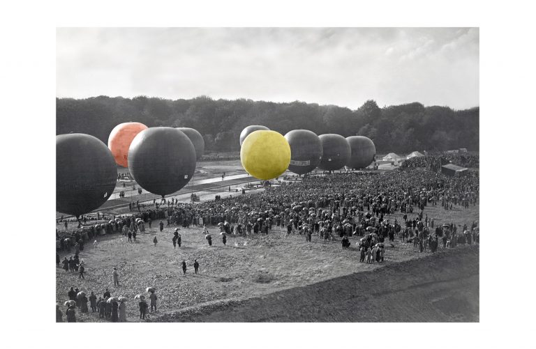 Photo d'époque Dans les airs couleur n°11 - vol de montgolfières (70x105)