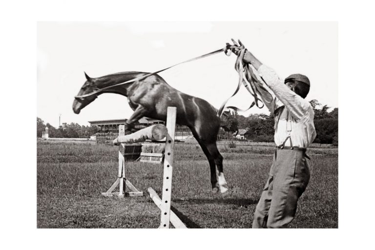 Photo d'époque Equitation n°67 - entraînement au saut d'obstacle