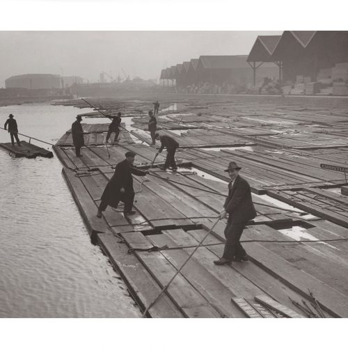 Photo d'époque Métiers n°48 - stockage de bois de construction sur les quais commerciaux de Surrey dans le Port de Londres