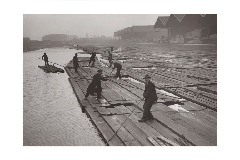 Photo d'époque Métiers n°48 - stockage de bois de construction sur les quais commerciaux de Surrey dans le Port de Londres