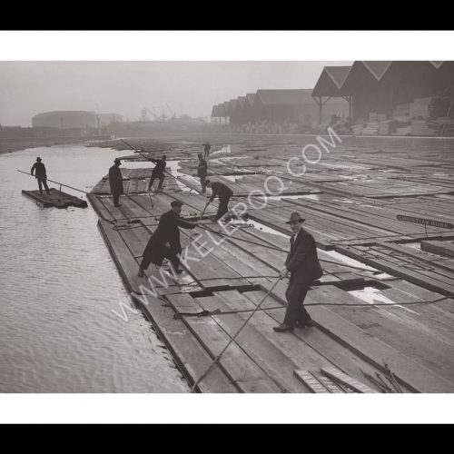 Photo d'époque Métiers n°48 - stockage de bois de construction sur les quais commerciaux de Surrey dans le Port de Londres