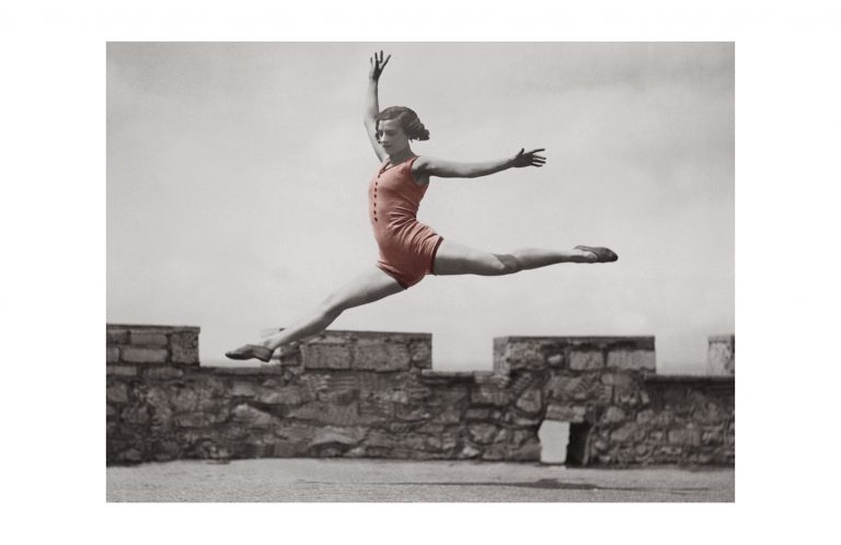 Photo d'époque Sport couleur n° 01 - Danse classique en bord de mer (70x105)